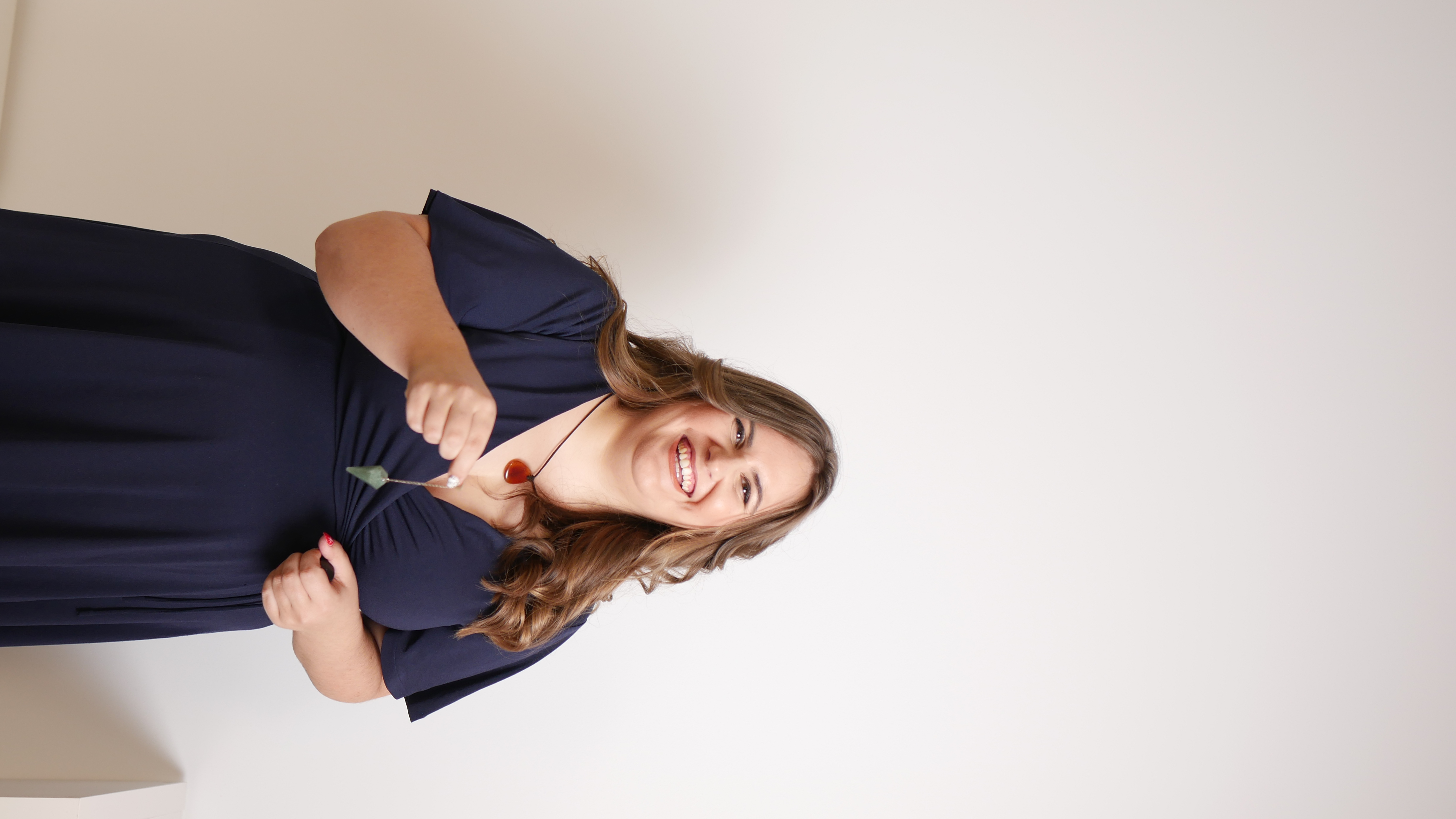 Verónica Salamanca con péndulo